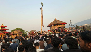 भक्तपुरमा बिस्केट जात्राअन्तर्गत लिङ्गो ढाल्ने जात्रा भव्य रूपमा सम्पन्न